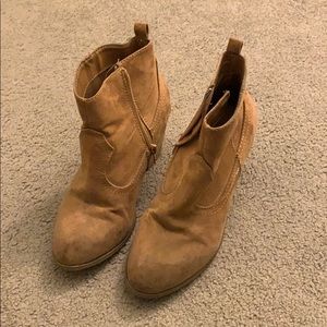 Cowgirl style boots. (Tan/brown)
